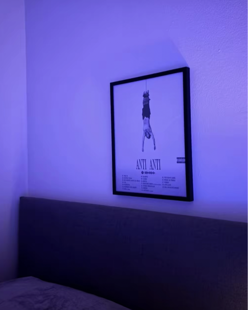 Parete decorata con poster musicali